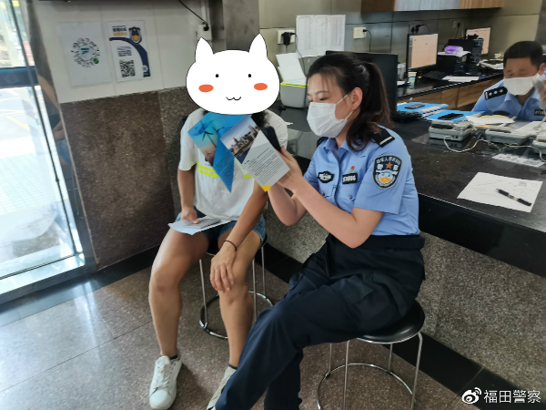 外籍女子办理登记手续 民警耐心指导其自主申报
