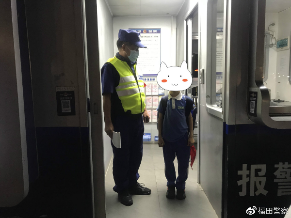 男孩坐反公交车迷路 暖心民警为其找家人
