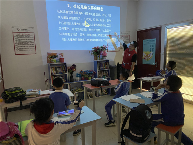 图二：社工在向大家讲解议事会的概念.jpg