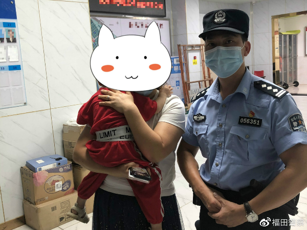 女童超市走失 民警快速寻回