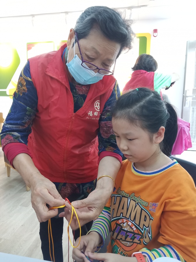 张老师教参与者.jpg
