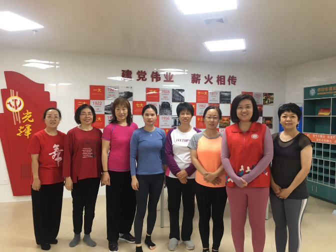 成员合照.png