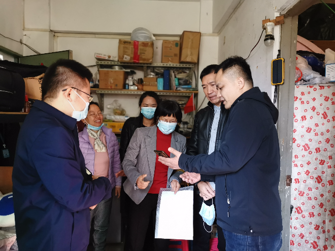 伍健铭巡视员一行前往莲花街道梅富社区慰问困难记账户.jpg