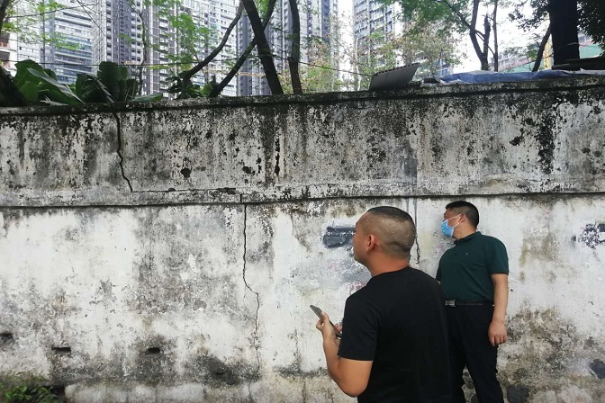20200512街道公共安全办巡查辖区危墙隐患.jpg