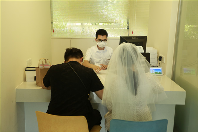2020年5月20日，结婚登记新人在福田民政局婚姻登记处登记结婚.JPG