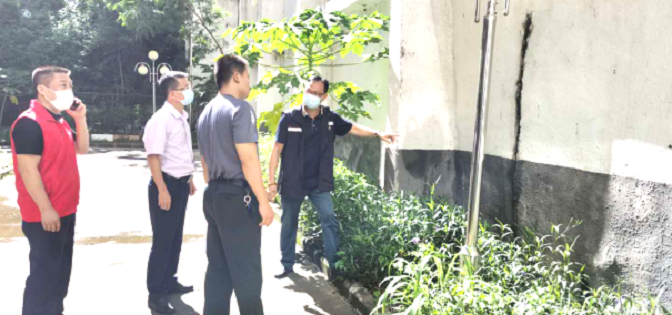 街道公共安全办巡查鸿新花园、南天电力公司两方交界处挡土墙.jpg