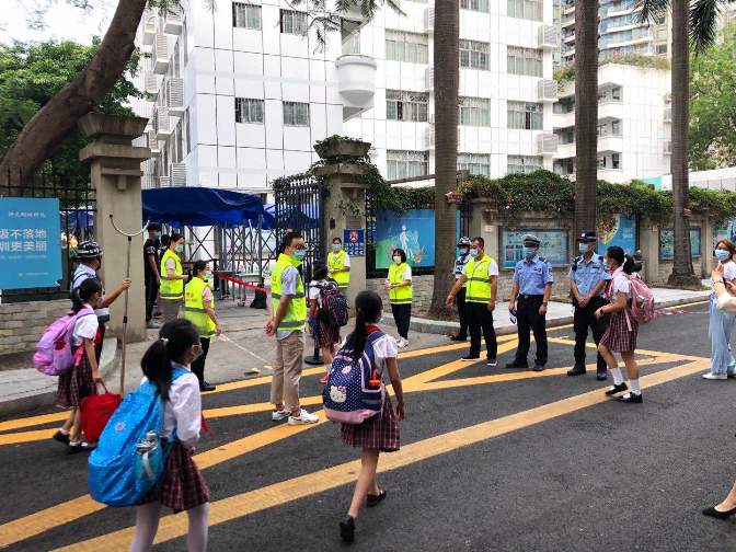 义工民警齐上阵.jpg