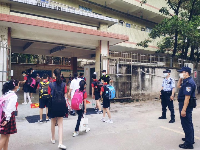 民警在校门.jpg