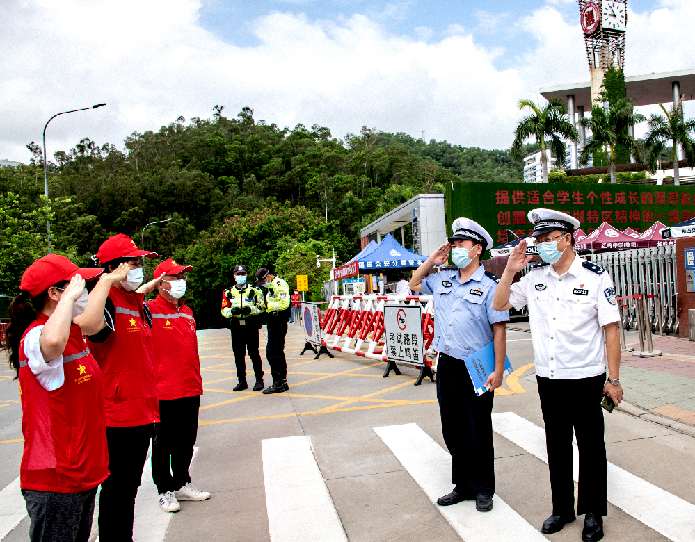 与交警互相敬礼.jpg