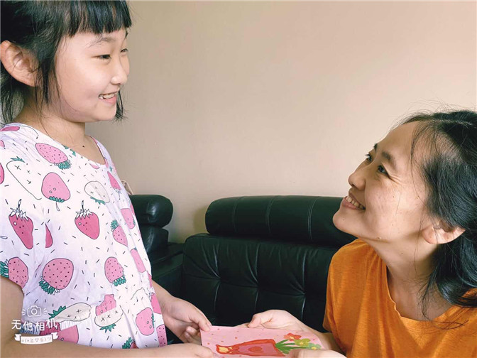 孩子将贺卡送予妈妈.jpg