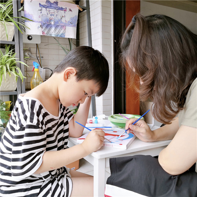 孩子与妈妈一同填涂油画.jpg