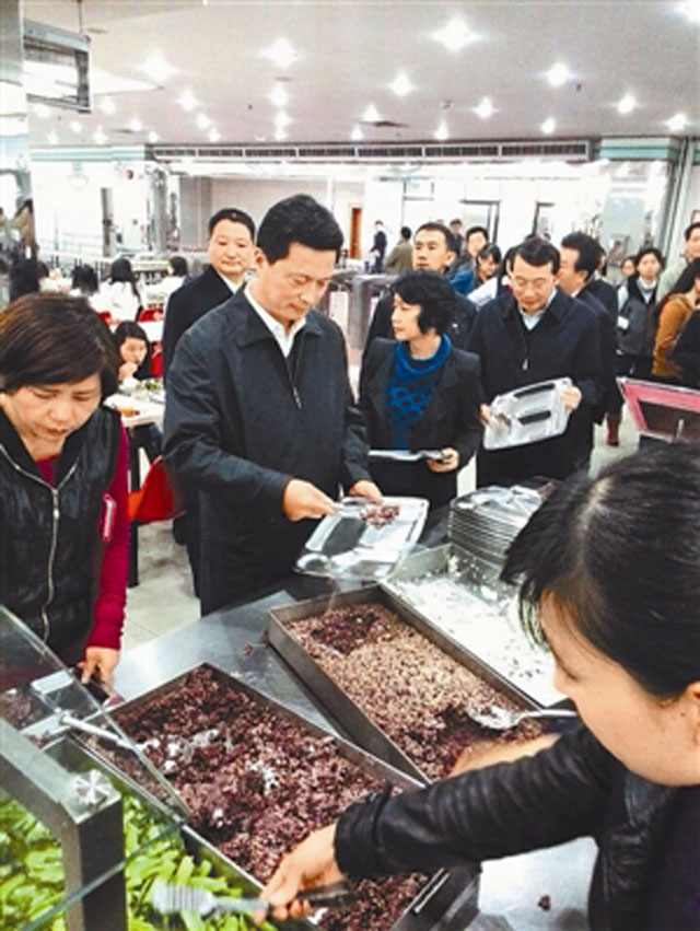 同吃大食堂 围坐话家常