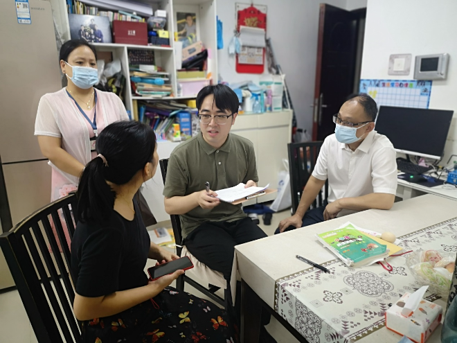 2检查组到绿景社区调查户家中开展入户回访.jpg