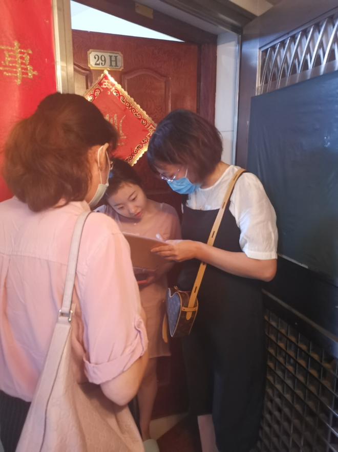 3检查组到明月社区调查户家中开展入户回访.jpg
