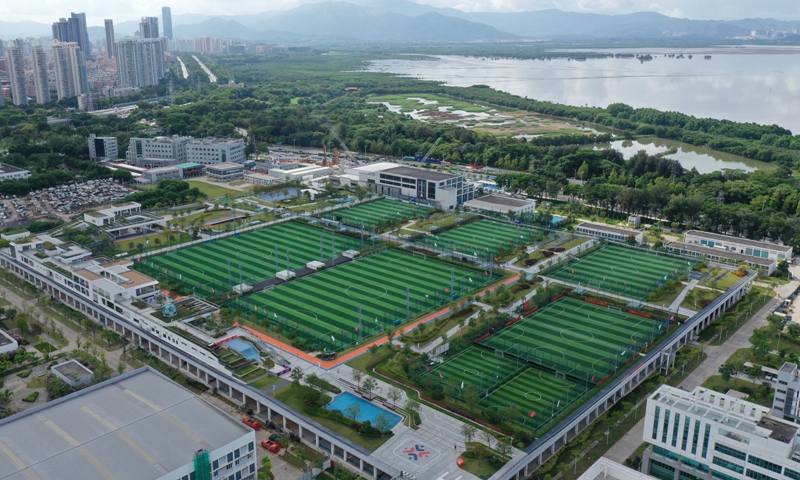 福田海滨生态体育公园坐落于白石路和红树林路交叉口东南侧、滨海大道北侧，地处深圳水务集团福田水质净化厂上盖，是一座以足球体育运动为主，辅以休闲游览活动，绿色、环保、低碳、集约用地的足球文化标杆。DJI_0697.jpg