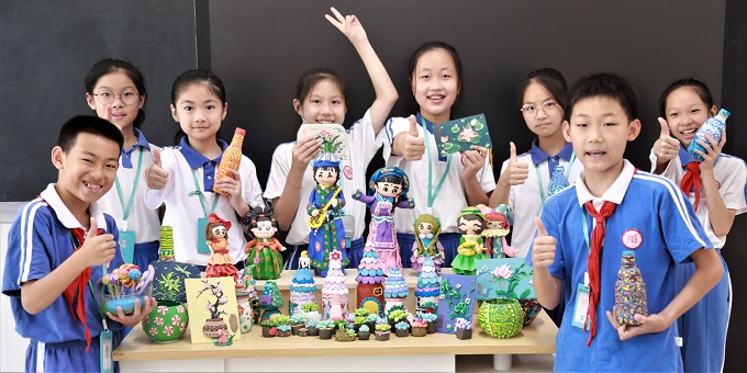 快三平台
福华小学软陶社团的学生们在课后服务中展示自己的作品，领略软陶的艺术魅力。.jpg