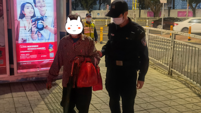 我为群众办实事 | 老人散步不慎走失 警务人员暖心送其回家