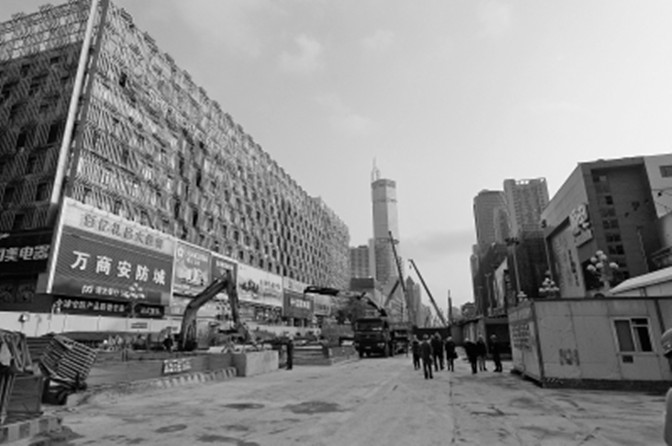 围蔽施工的华强北。地铁7号线建成后，华强北主街是否将作为“步行街”此前争议颇多。