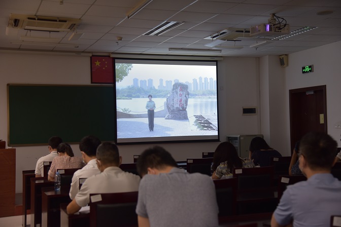 党史学习新长征再出发烈士后代钟敏在长征渡口现场讲授党课《不忘初心跟党走》远程实景图片-1.jpg