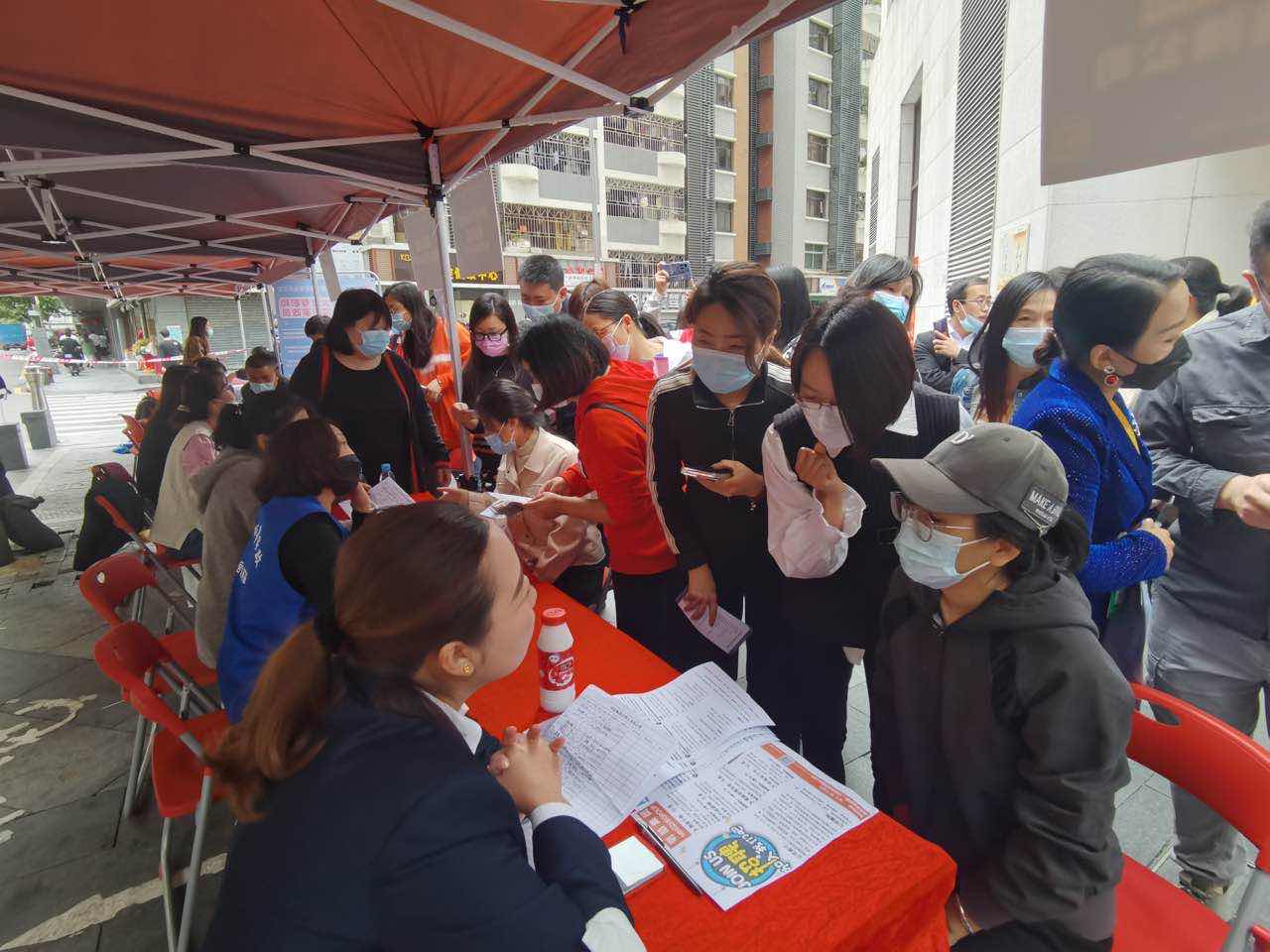 图片1-2023.2.8现场招聘会求职者咨询岗位信息.jpg