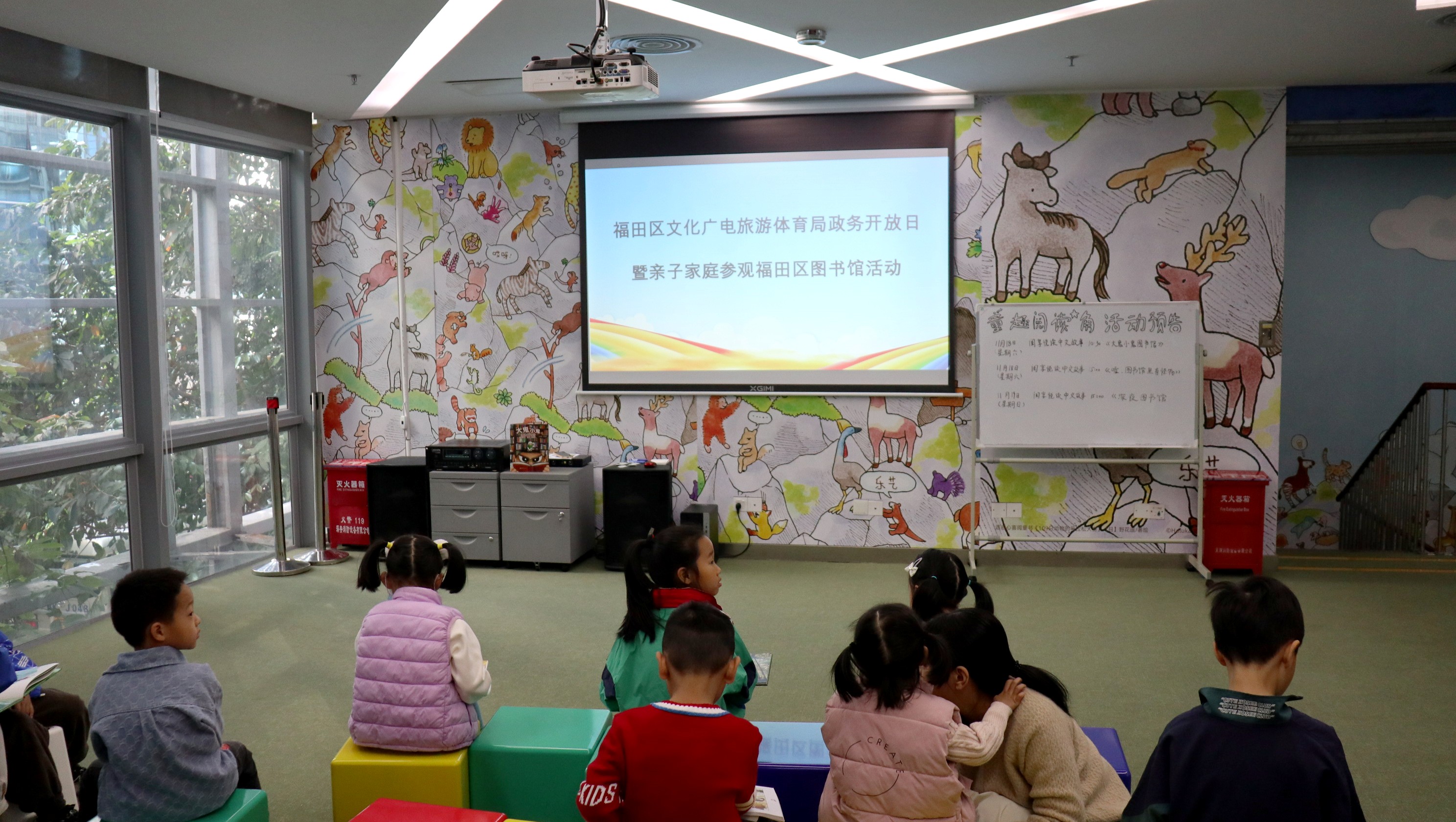 进行座谈.jpg