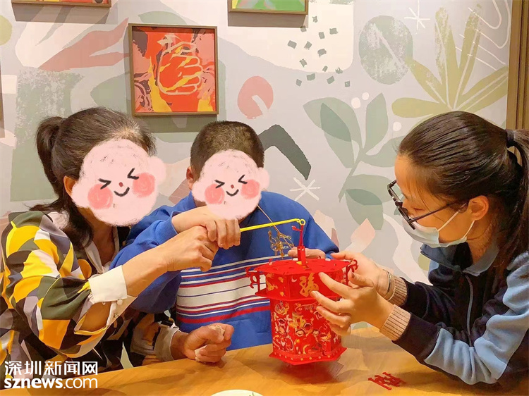 残疾儿童制作手工花灯.jpg