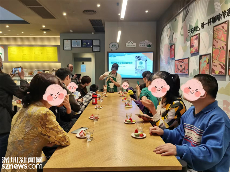 星巴克爱心伙伴表演手冲咖啡.jpg