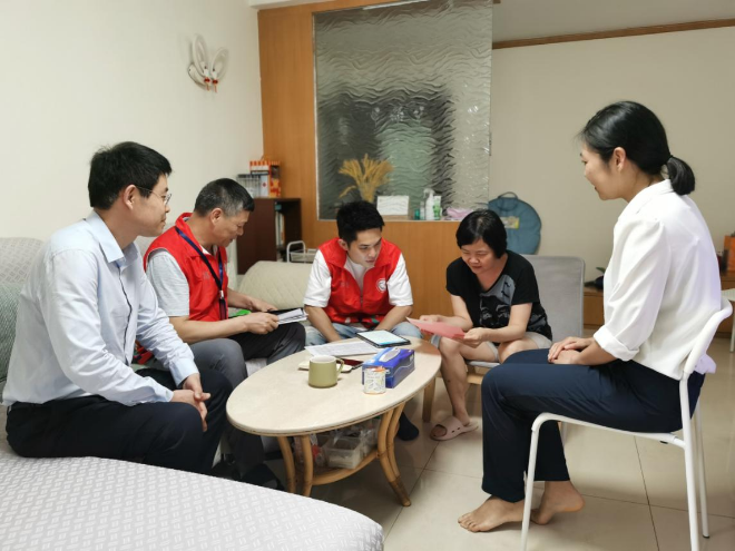 余红兵副队长一行入户跟访调研3.png