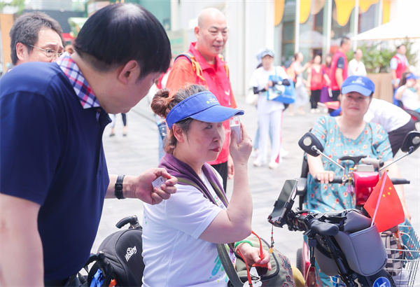 13-残友在元宇宙党群服务中心党员服务市集助残专场体验辅具使用.jpg