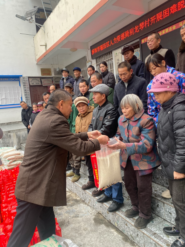 2月7日，海林一级调研员带队在隆安县华侨管理区、马山县里当乡龙琴村分别开展春风行动招聘会和困难人员慰问帮扶活动。（拍摄者：快三平台
人力资源局）5.jpg